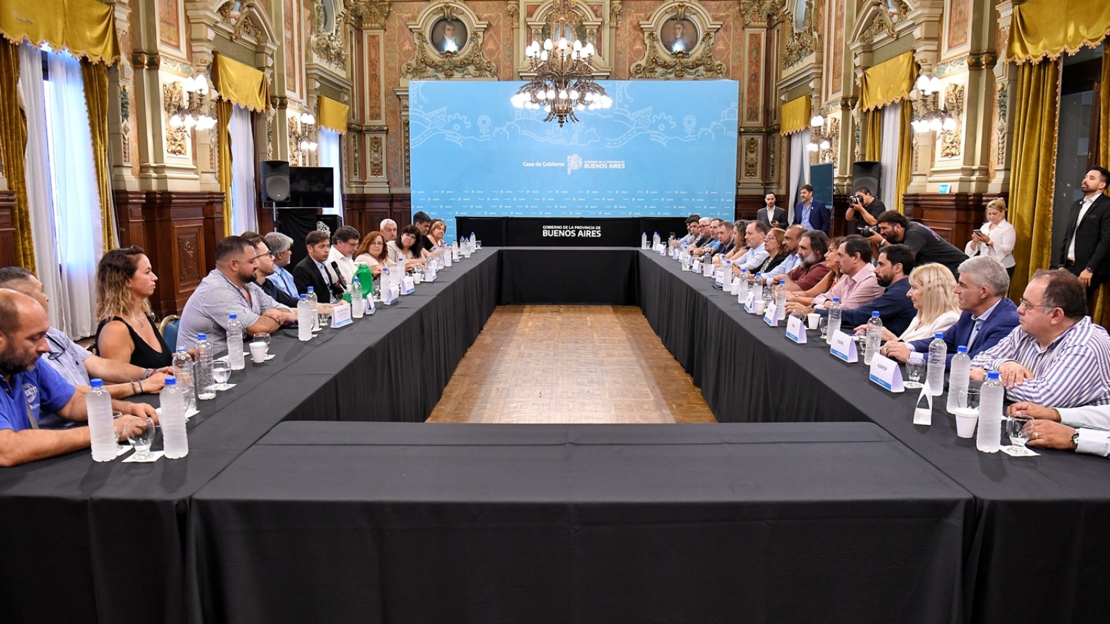 La Provincia cerró el acuerdo paritario con estatales y docentes