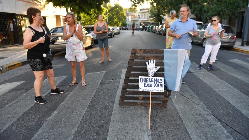 Múltiples protestas vecinales por los cortes de luz en barrios porteños