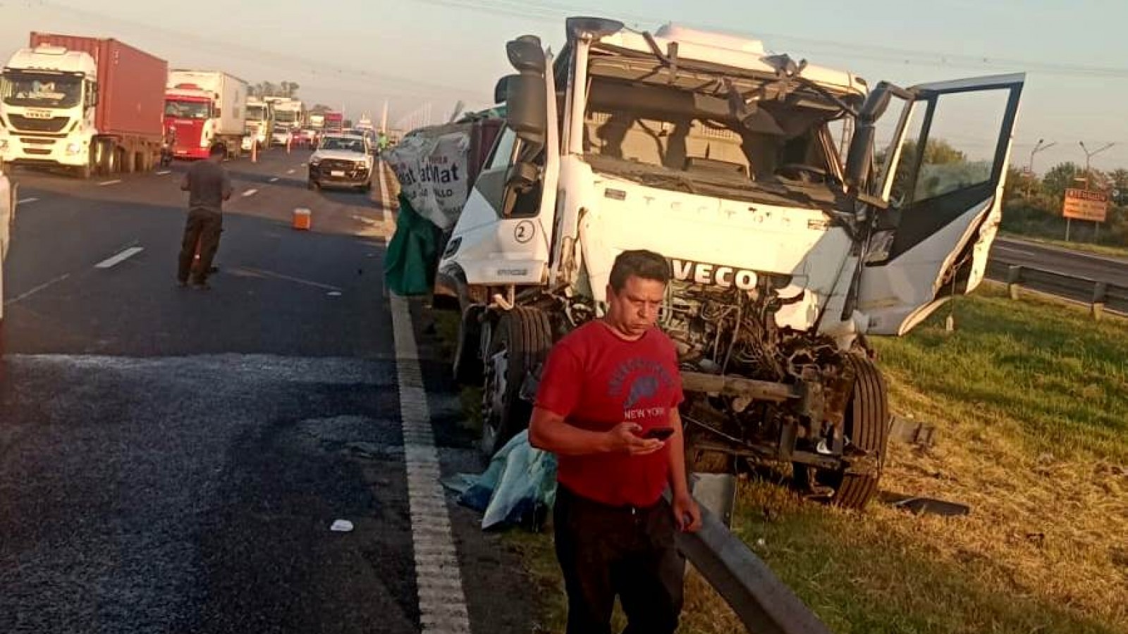 Chocan dos camiones en la ruta 9 en Campana y uno de los conductores queda atrapado