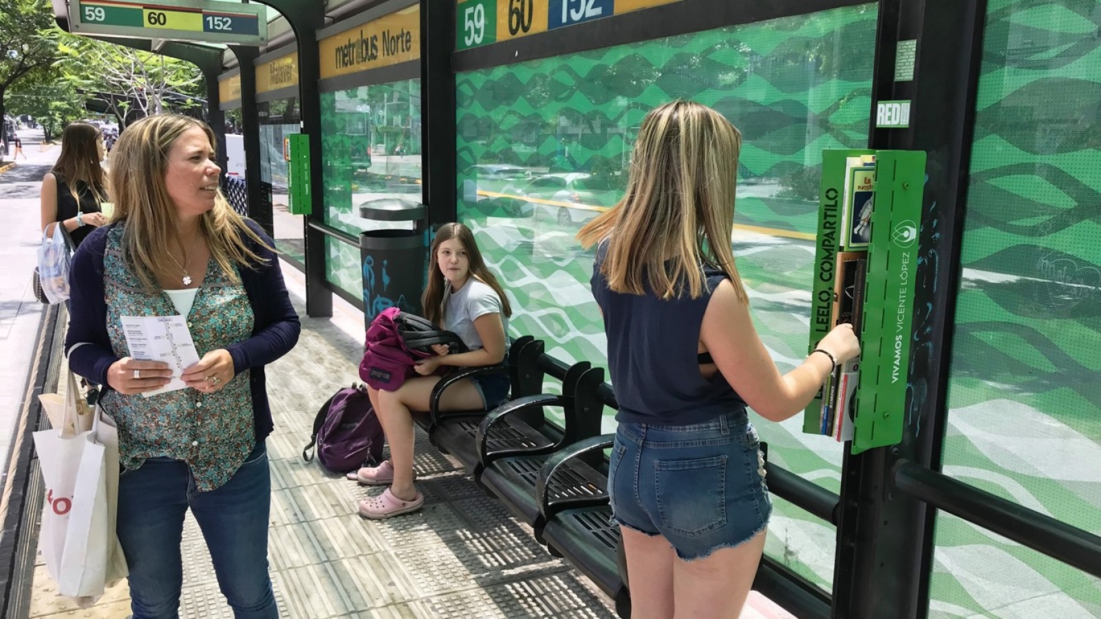 Vicente López entrega libros por el Mes de la Mujer