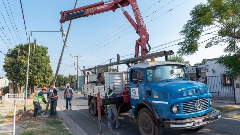El municipio de San Nicolás avanza en la colocación de nuevas luminarias LED