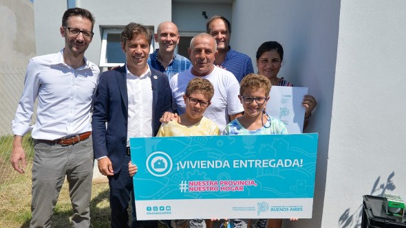 Kicillof encabezó la entrega de 30 viviendas en Alberti y visitó el Centro Universitario