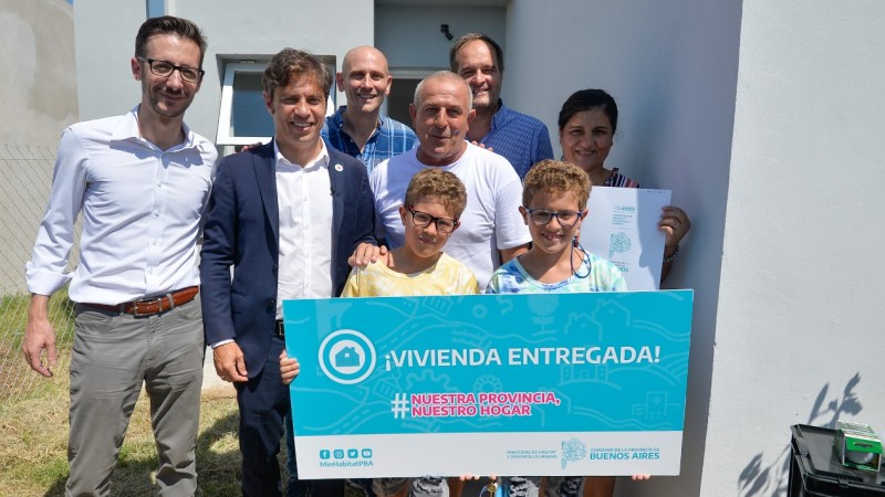 Kicillof encabezó la entrega de 30 viviendas en Alberti y visitó el Centro Universitario