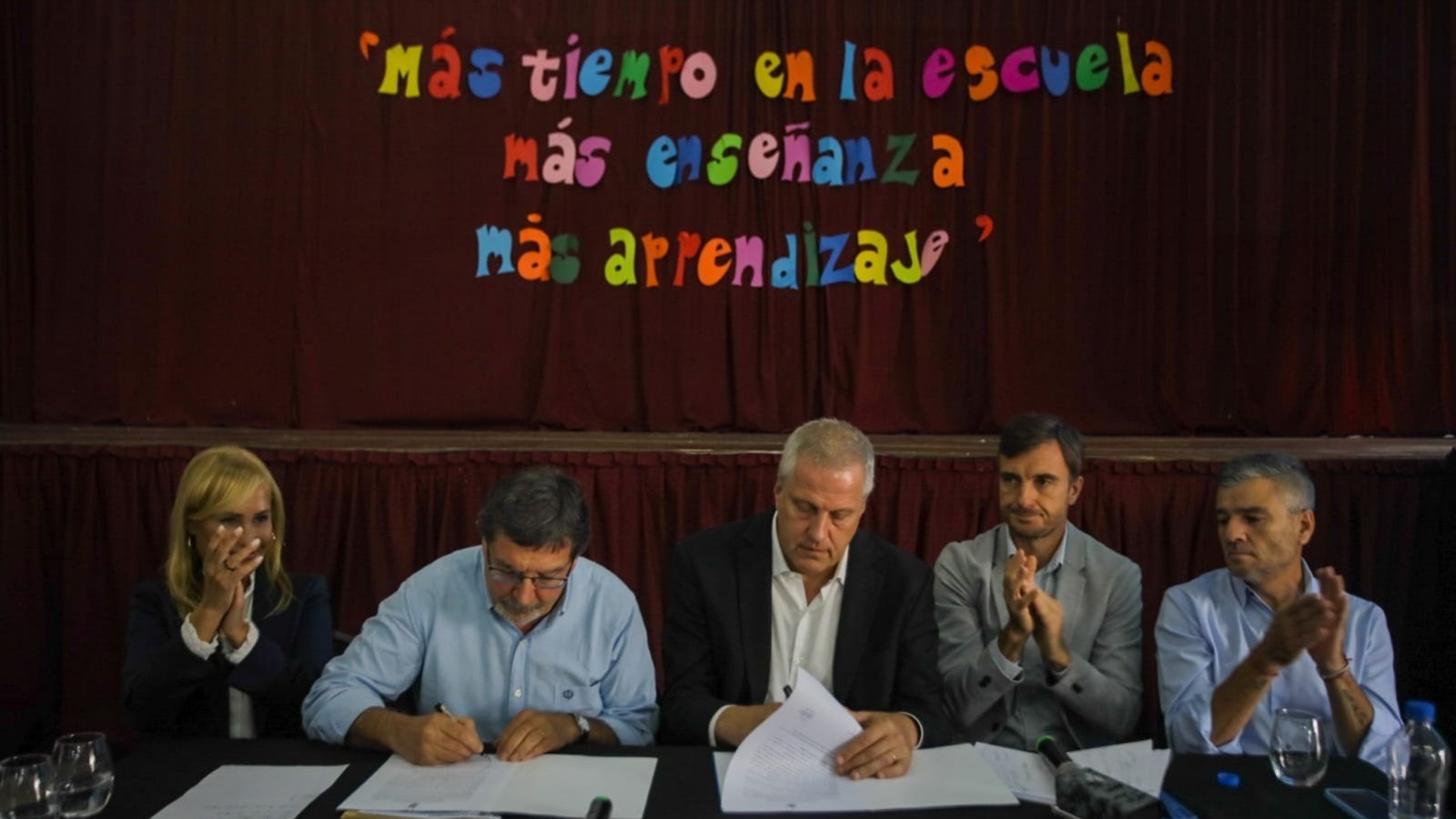 Perczyk firmó convenio para que más escuelas bonaerenses incorporen una hora más de clase por día