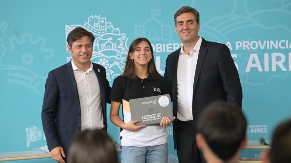 Kicillof encabezó la entrega de 251 netbooks a estudiantes de Luján