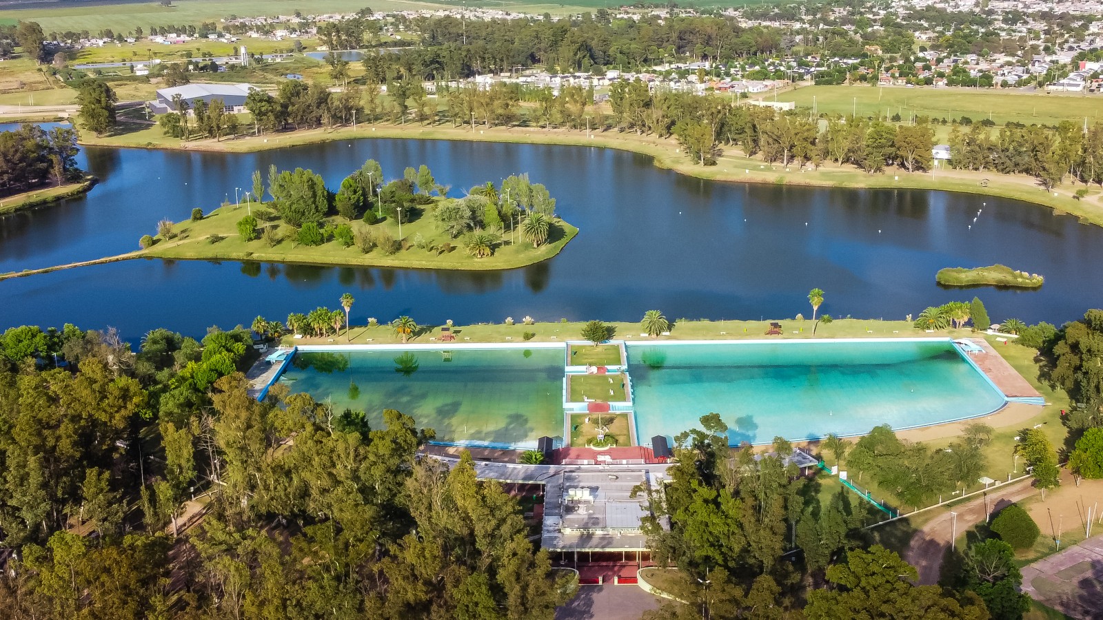 Dos lugares colmados de historia, arte y lagunas en la Provincia de Buenos Aires