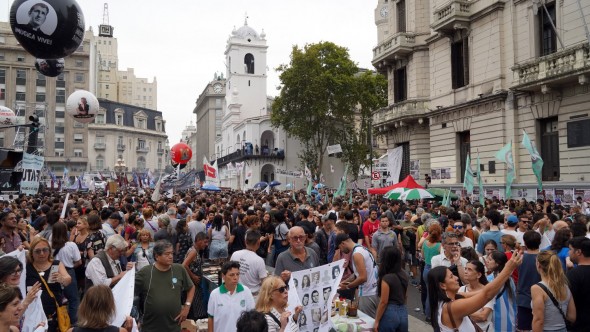 Una multitud conmemoró el "Día de la Memoria" en Plaza de Mayo, a 47 años del golpe