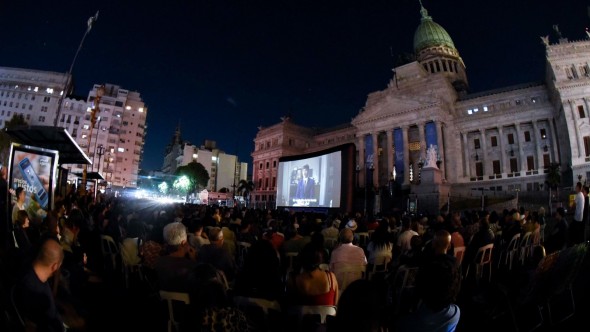 Más de 3 mil personas disfrutaron de "Argentina, 1985" gratis en las escalinatas del Congreso