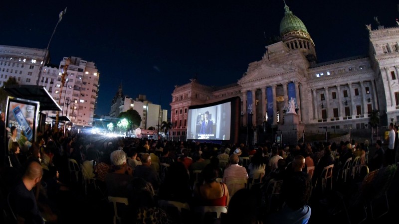 Más de 3 mil personas disfrutaron de "Argentina, 1985" gratis en las escalinatas del Congreso