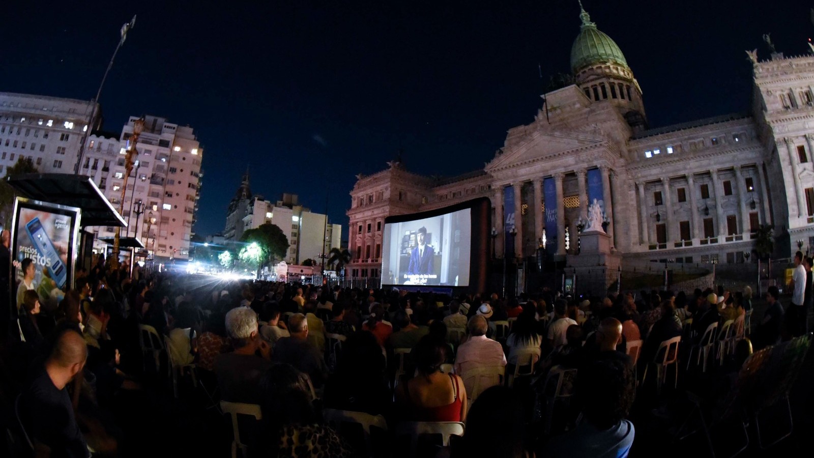Más de 3 mil personas disfrutaron de "Argentina, 1985" gratis en las escalinatas del Congreso