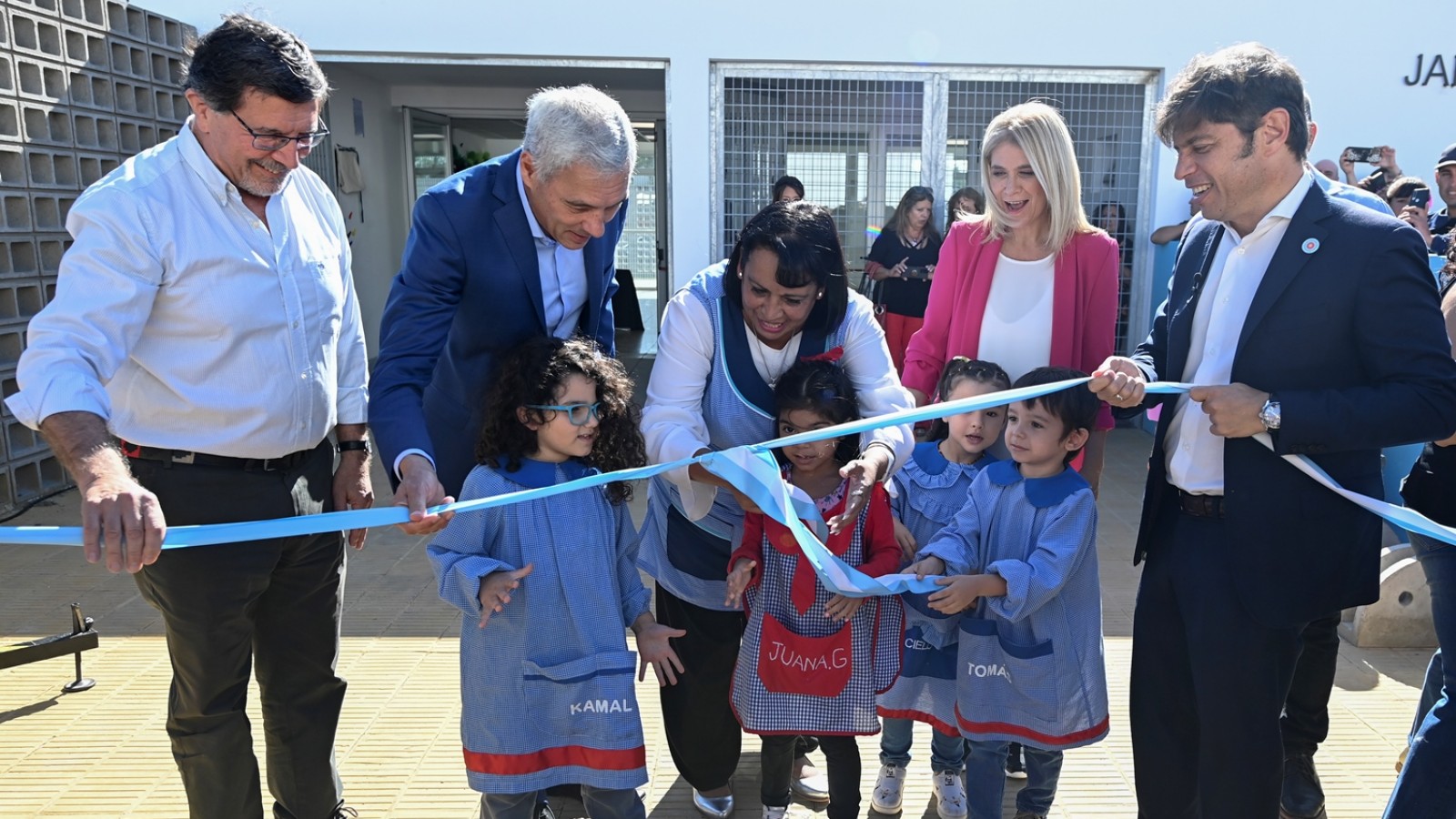 Kicillof inauguró un jardín de infantes y entregó computadoras