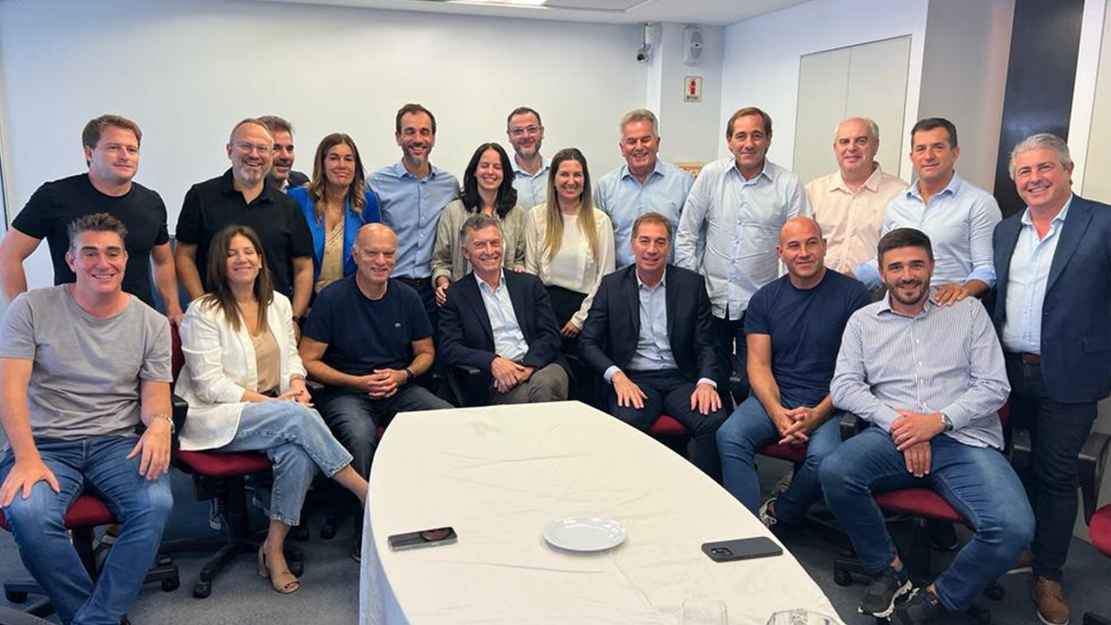 Macri encabezó un encuentro de la mesa bonaerense del PRO y se afianza como árbitro en la interna partidaria