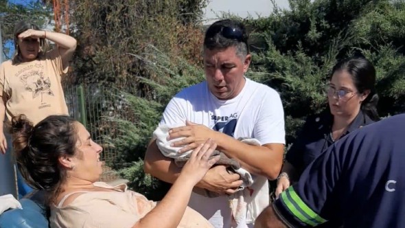 Personal de CEAMSE y de la Bonaerense ayudaron en un parto camino del Buen Ayre