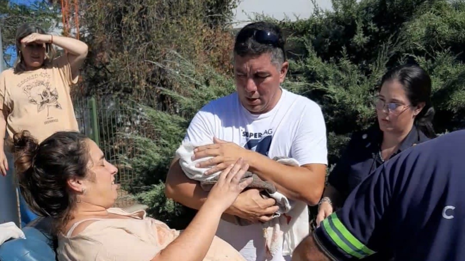 Personal de CEAMSE y de la Bonaerense ayudaron en un parto camino del Buen Ayre