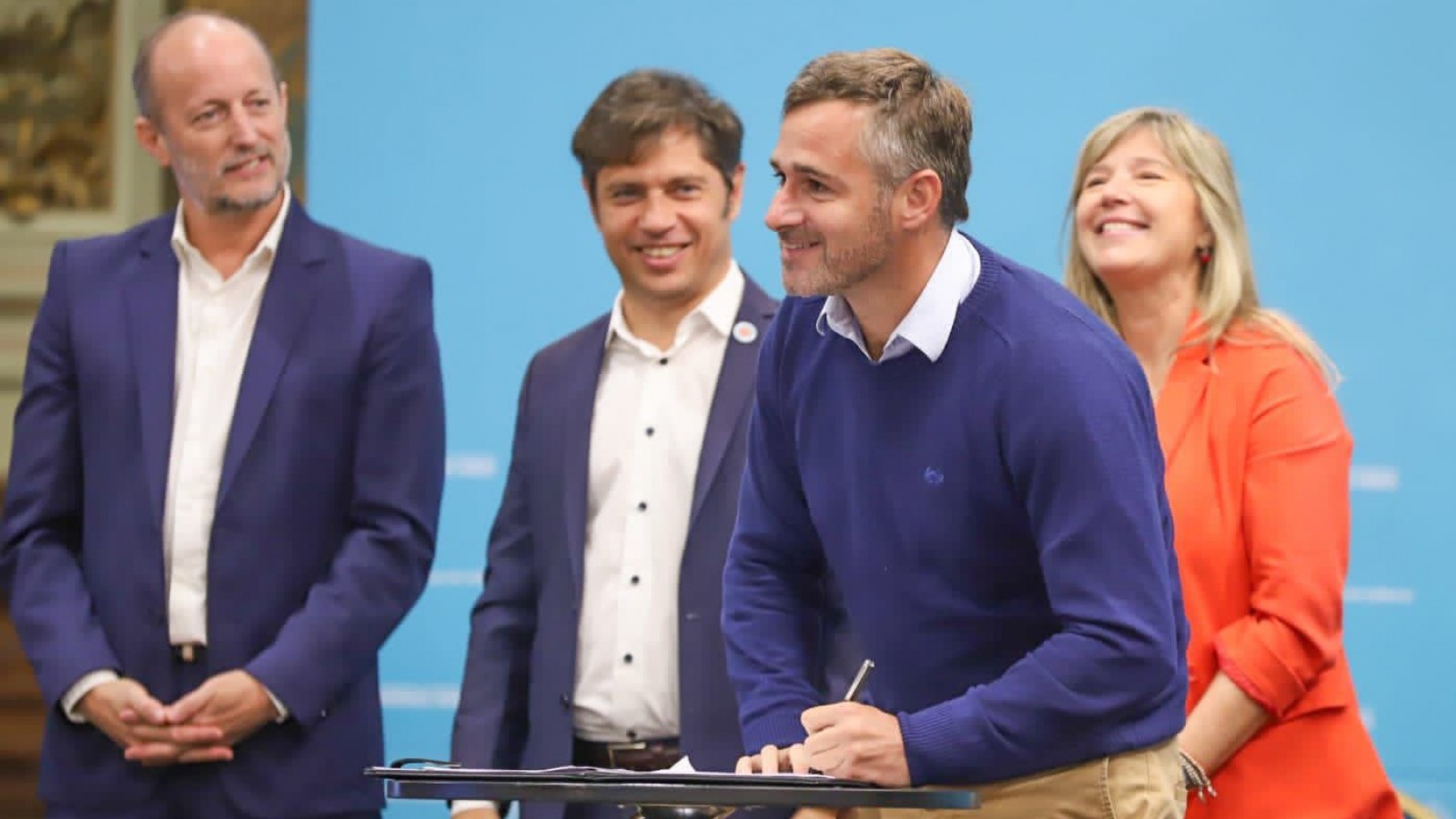 Achával acompañó a Kicillof en la firma del programa Municipios a la Obra