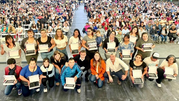 Achával acompañó a estudiantes que recibieron su tablet