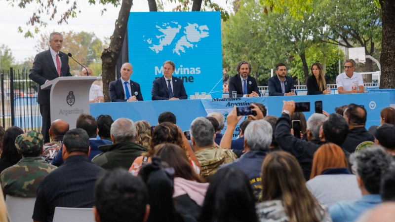 Alberto Fernández convocó a fortalecer "el compromiso con Malvinas" y a "seguir alzando la voz hasta que el mundo nos escuché"