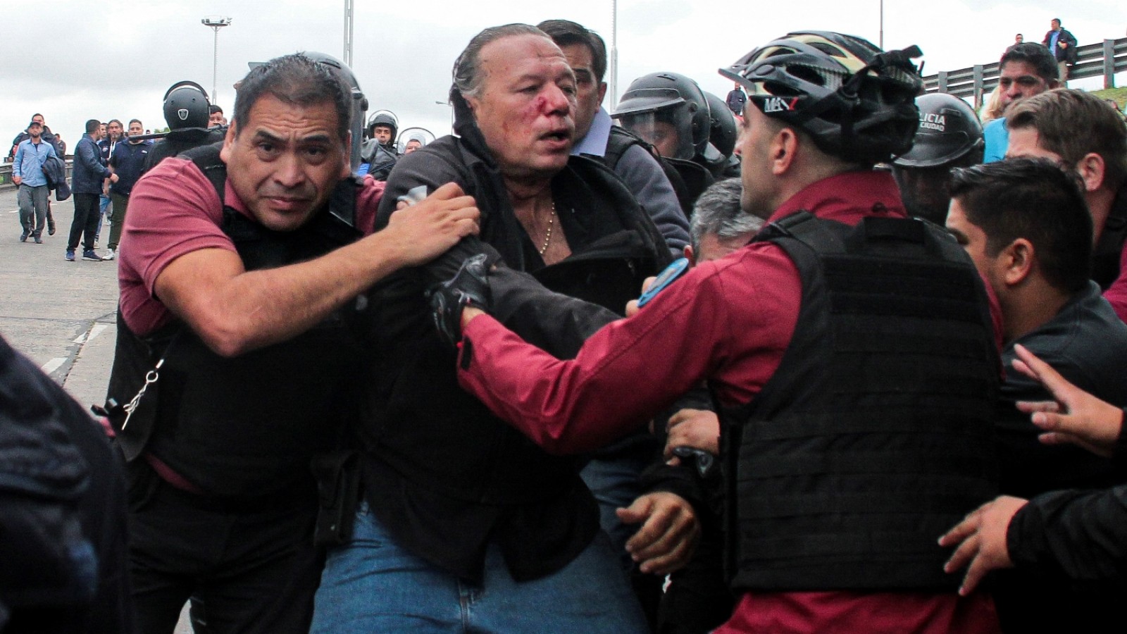 Apedrean y golpean a Berni cuando llegó a una de las protestas por el crimen del colectivero