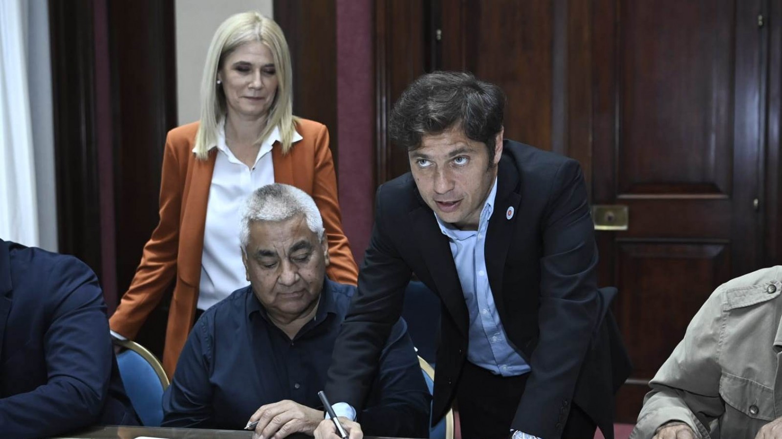 Salazar firmó convenios por cuatro proyectos del Programa "Municipios a la Obra"