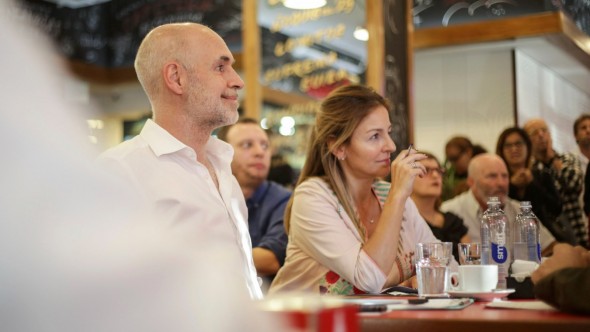 Rodríguez Larreta y Acuña compartieron un café con vecinos de Chacarita