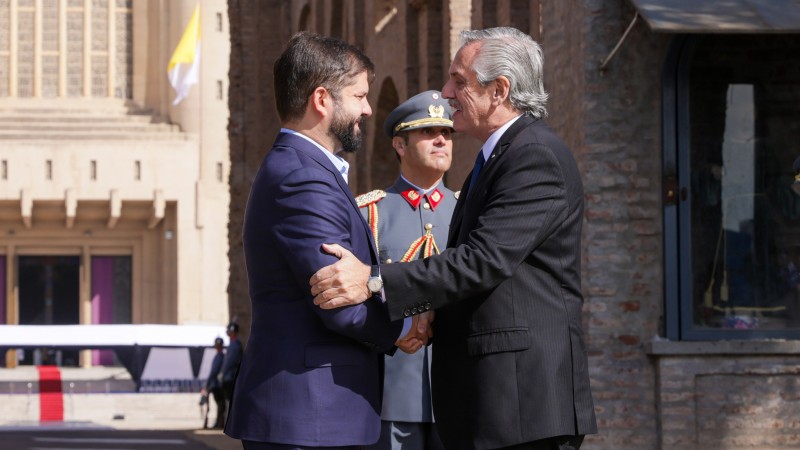 Alberto Fernández y Gabriel Boric encabezaron en Chile la conmemoración de los 205 años del Abrazo de Maipú