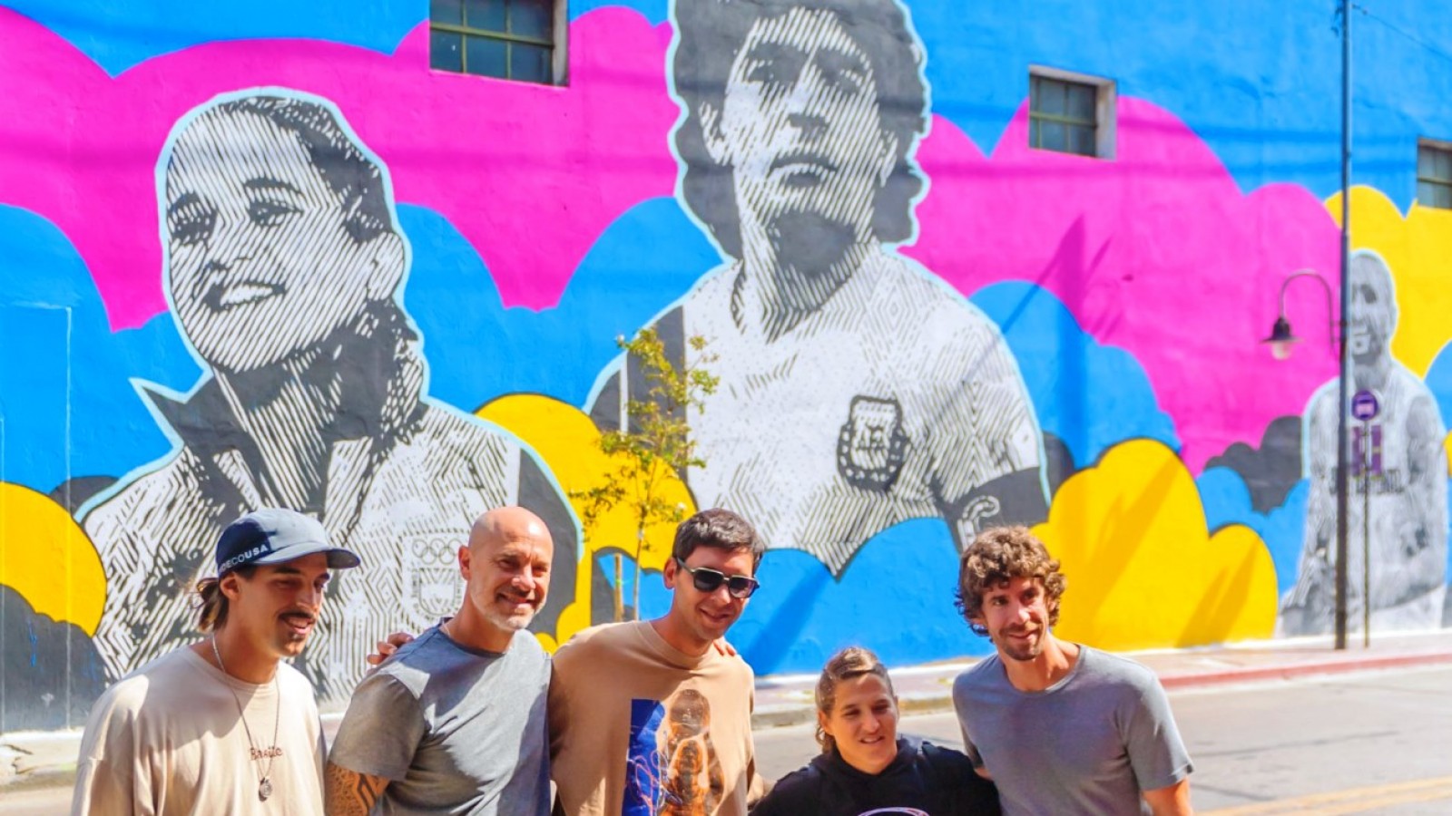Juan Andreotti y Paula Pareto visitaron el nuevo mural homenaje a los grandes deportistas argentinos