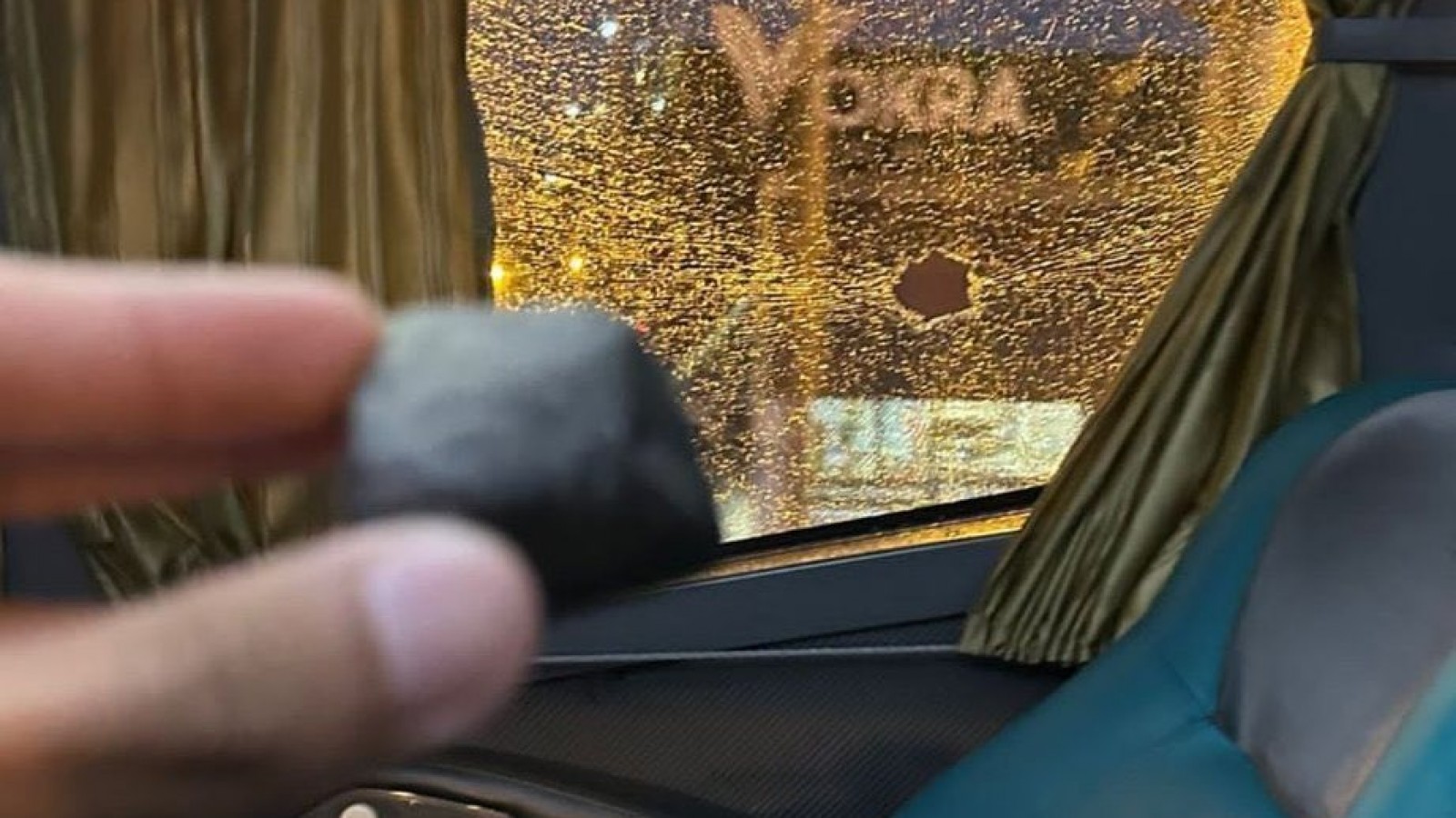 Hinchas de Tigre atacan el micro de su equipo al confundirlo con el que debía llevar al rival de hoy