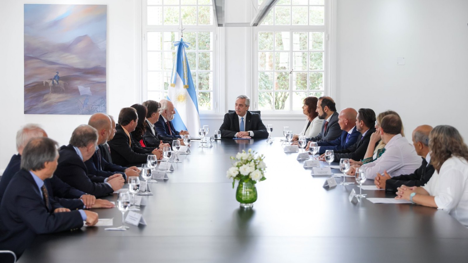 Firman decreto para que farmacias puedan vender medicamentos recetados por veterinarios