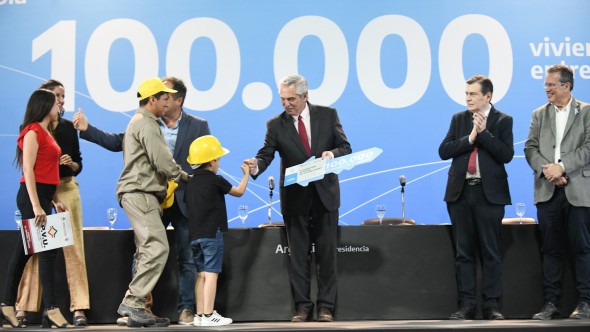 El Presidente entregó en Santiago del Estero la vivienda 100 mil de la gestión