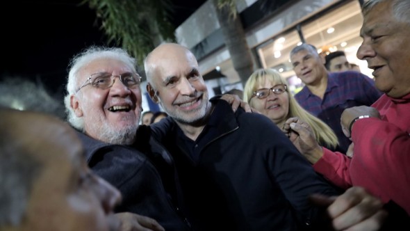 Rodríguez Larreta participó de un evento a beneficio de la campaña electoral en Malvinas Argentinas y compartió un café con vecinos