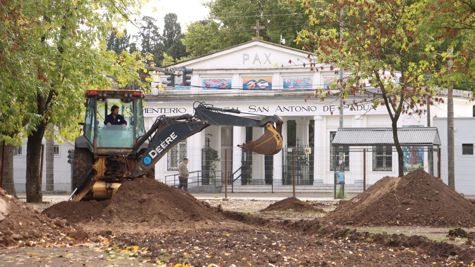 Renovación de espacios públicos en San Miguel: arrancó la obra de la plaza frente al cementerio