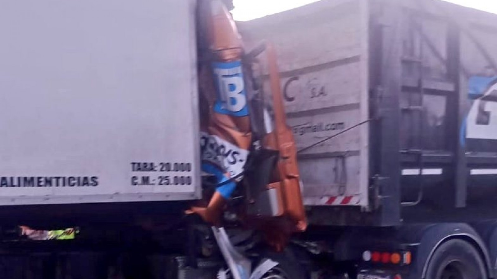 Mañana accidentada en Zárate: Un muerto tras chocar su auto contra un árbol y una colisión entre dos camiones