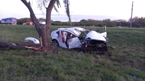 Mañana accidentada en Zárate: Un muerto tras chocar su auto contra un árbol y una colisión entre dos camiones