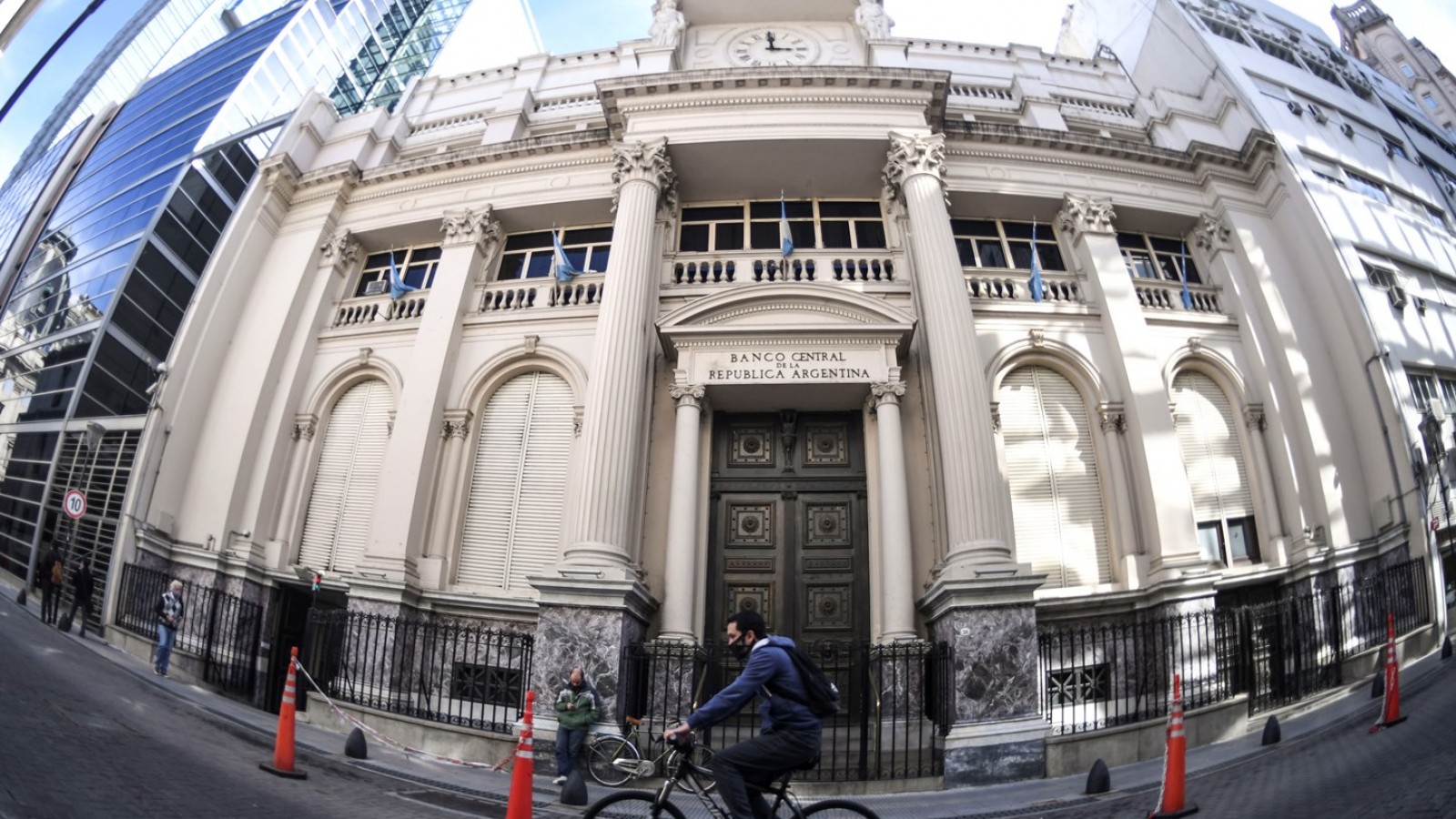 El BCRA elevó en 300 puntos básicos la tasa de política monetaria