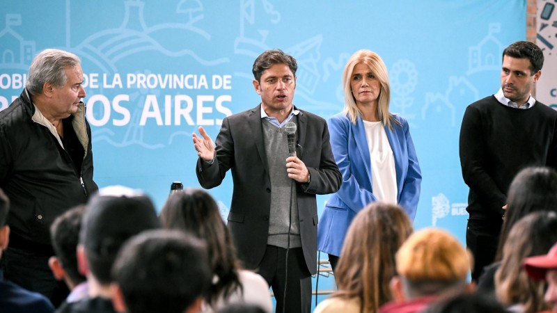 La Provincia entregó 232 títulos de propiedad gratuitos y computadoras a estudiantes en Salto