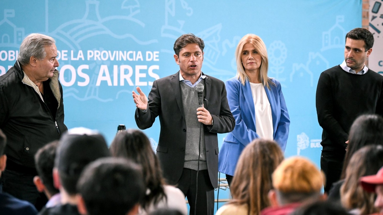 La Provincia entregó 232 títulos de propiedad gratuitos y computadoras a estudiantes en Salto