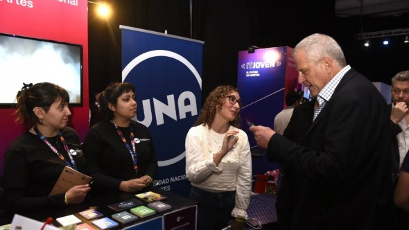 Perczyk recorrió los stands de Educación en la Feria IT Joven en Tecnópolis