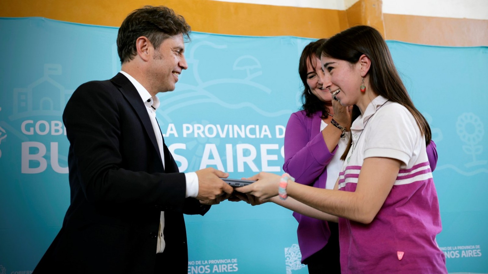 Se entregaron 264 computadoras a estudiantes de 9 de Julio