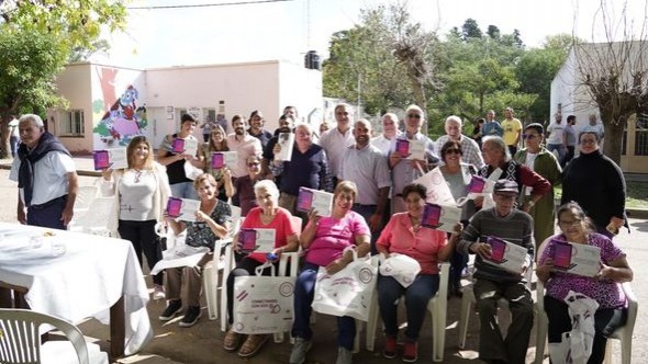 Santa Coloma: se entregaron tablets y se anunció la mejora en la conectividad