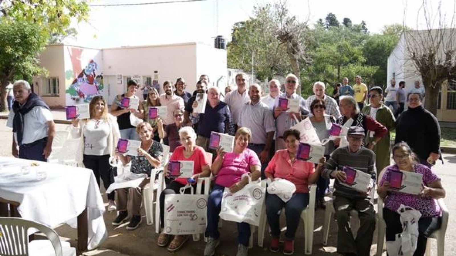 Santa Coloma: se entregaron tablets y se anunció la mejora en la conectividad