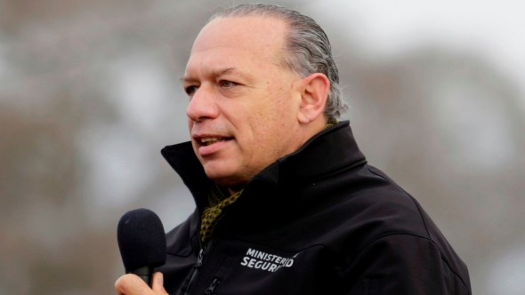 El ministro Berni visitó al policía herido en una carbonería y lamentó la muerte de otro camarada