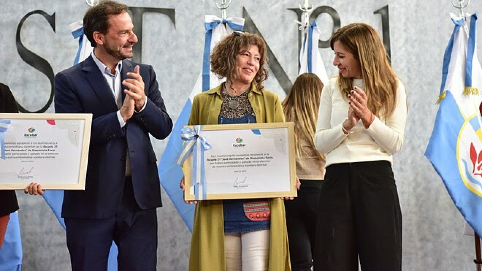 La Municipalidad entregó la bandera de Escobar a 169 escuelas públicas y privadas del distrito