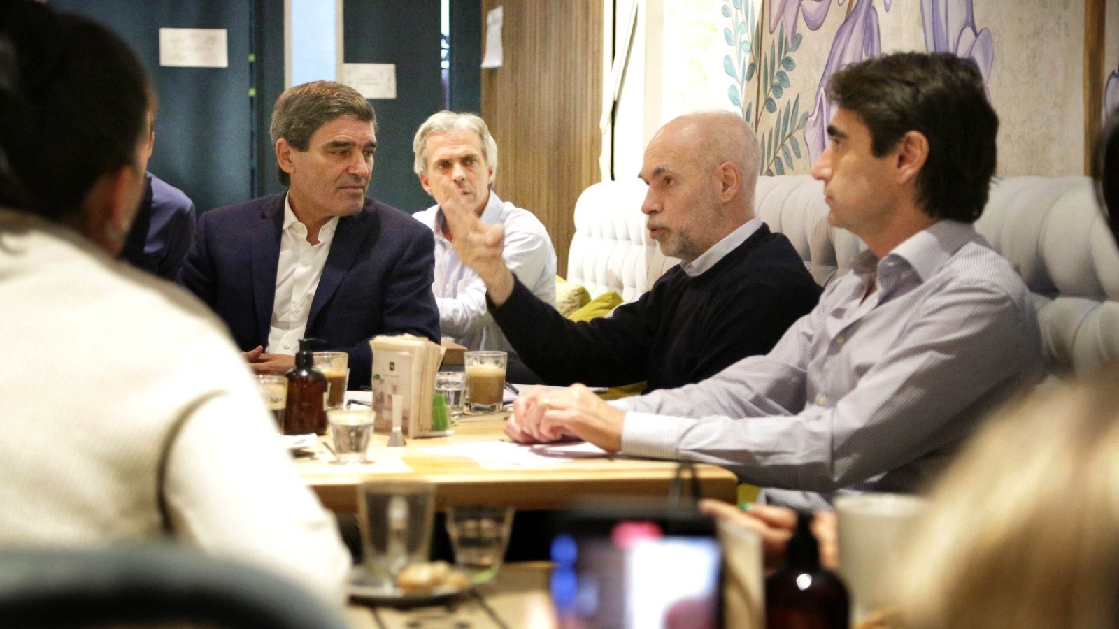 Rodríguez Larreta y Fernán Quirós dialogaron sobre educación, salud y la situación del empleo con vecinos de la Comuna 2