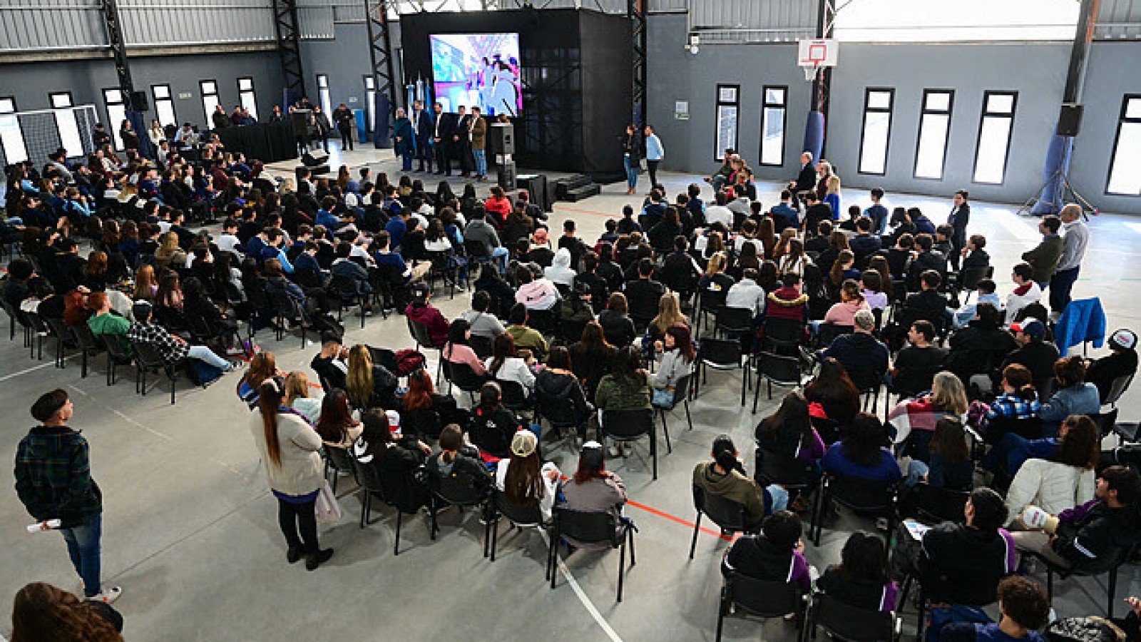 Estudiantes de 60 escuelas secundarias del distrito participaron de la presentación del programa "Mi Primer Voto"