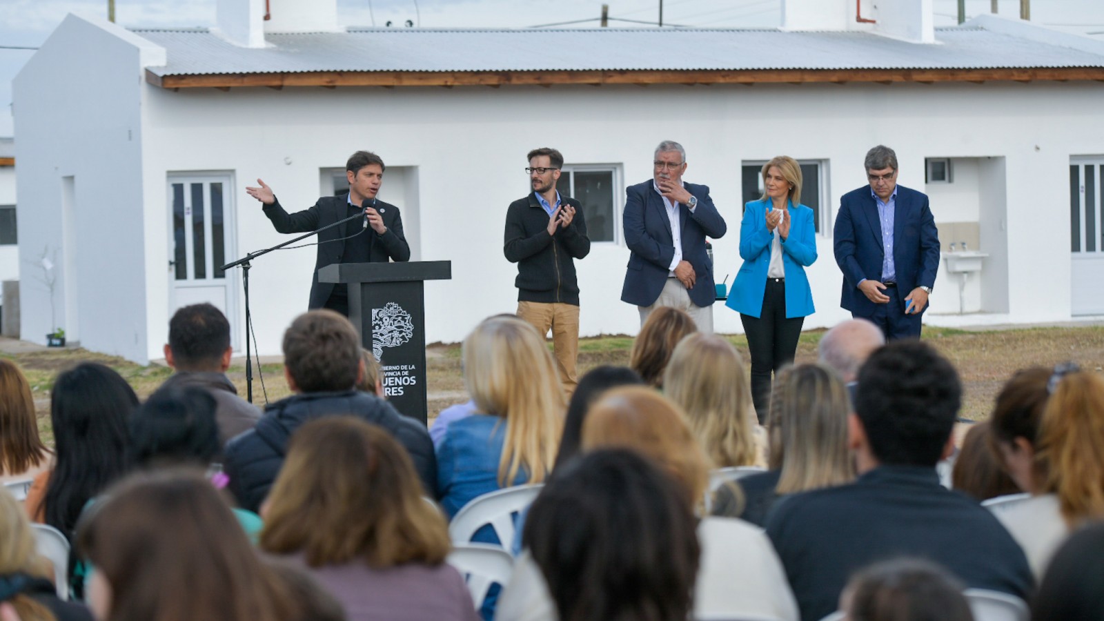 Kicillof encabezó el acto de entrega de 42 viviendas para familias de Bragado
