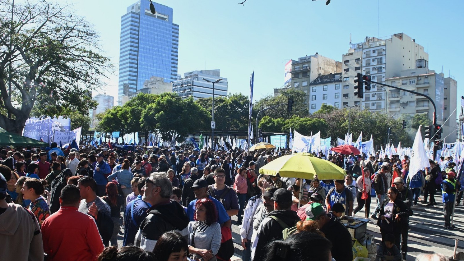 Organizaciones y movimientos sociales marcharon masivamente hacia el Ministerio de Desarrollo Social