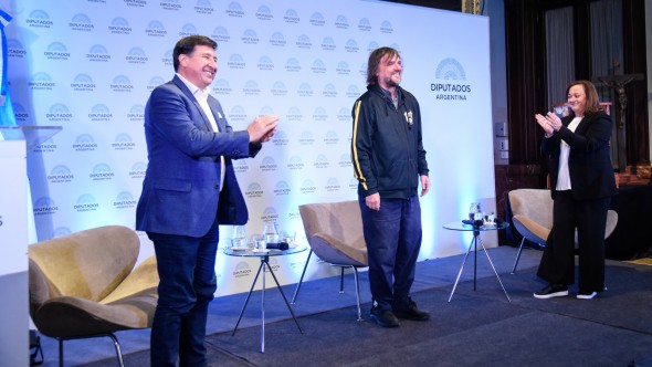 Cecilia Moreau firmó el compromiso de prevención y lucha contra las drogas junto al Padre Pepe