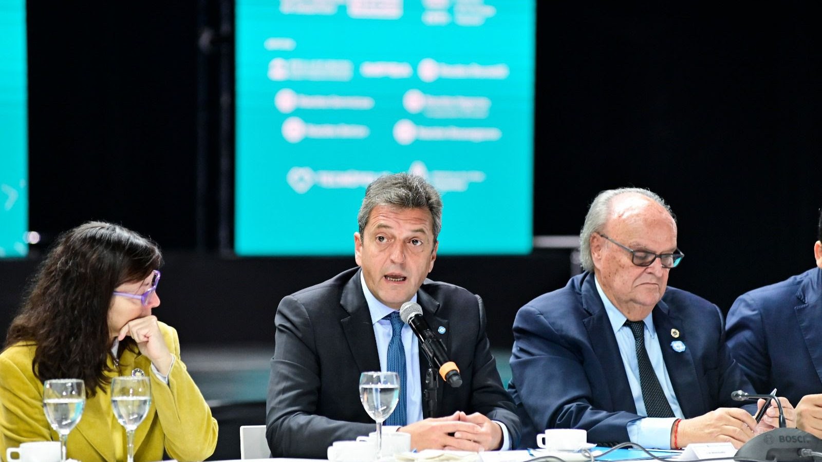 Massa fustigó a la dolarización y planteó debate entre desarrollo y especulación