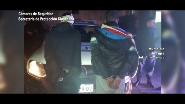 Las cámaras del COT registraron un intento de robo a una motocicleta y tras una intensa persecución los sospechosos fueron detenidos