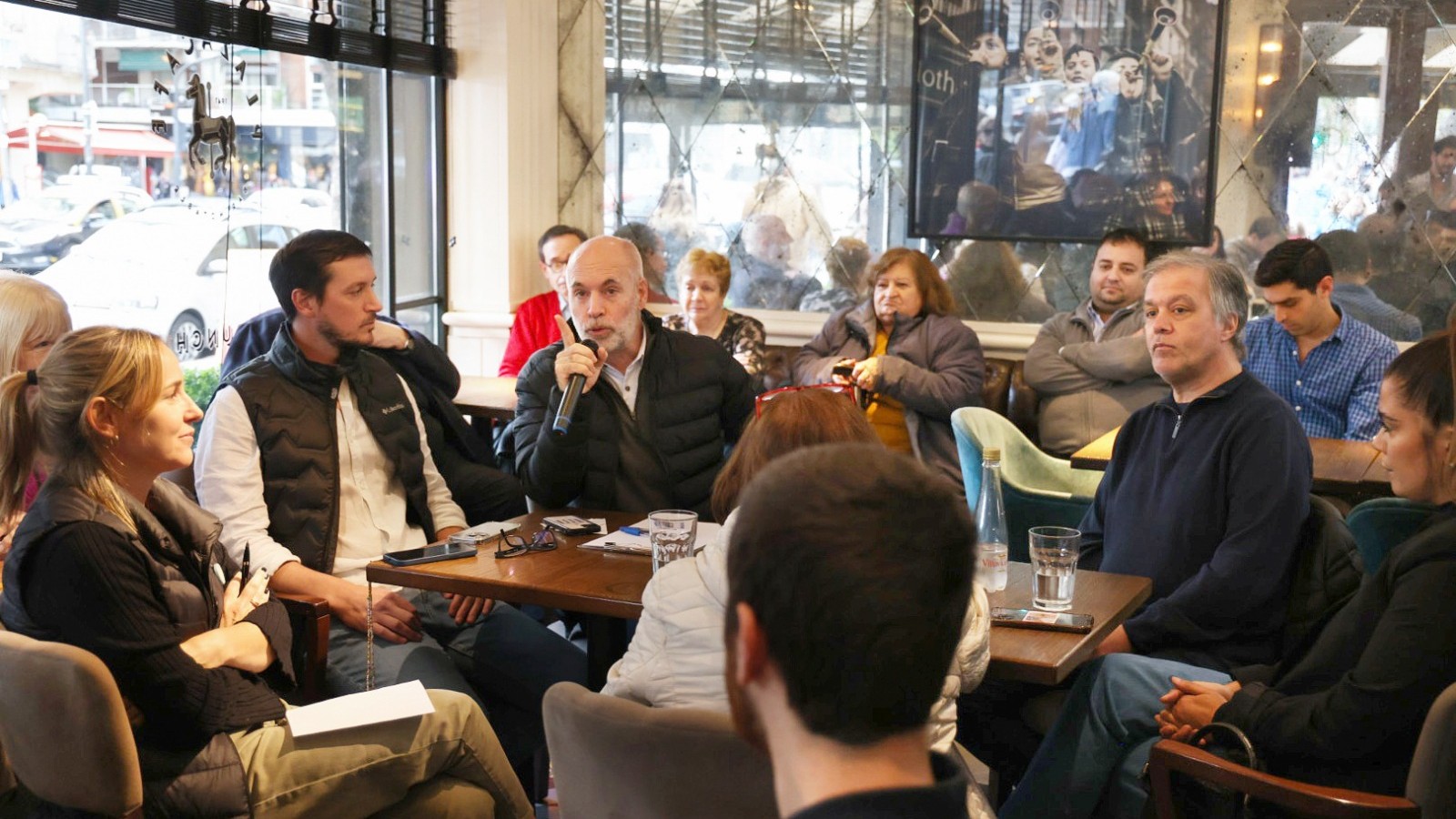 Rodríguez Larreta dialogó con vecinos de Caballito y Monte Castro: "Con estos intereses, ¿quién va a tomar un crédito hipotecario?"